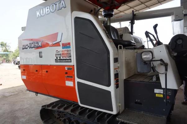 Máy gặt Kubota DC105x Thái Lan