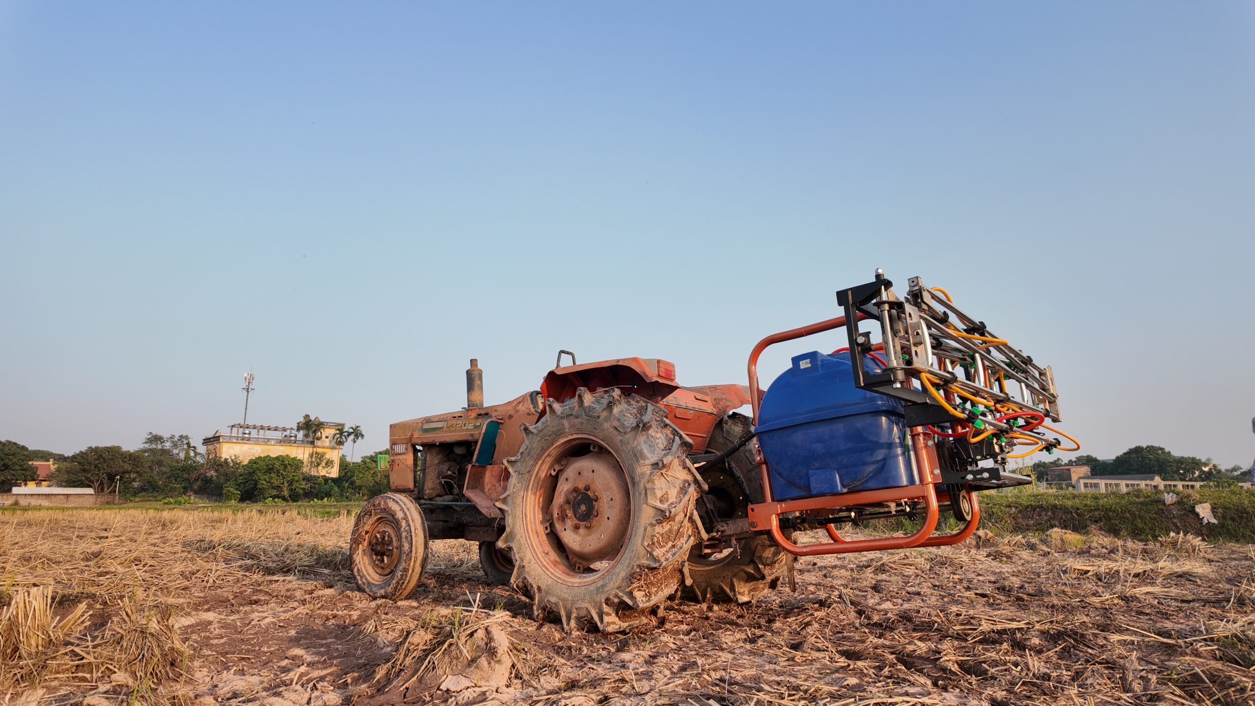 giàn phun thuốc sâu gắn máy cày croptex giàn phun thuốc sâu gắn máy cày croptex