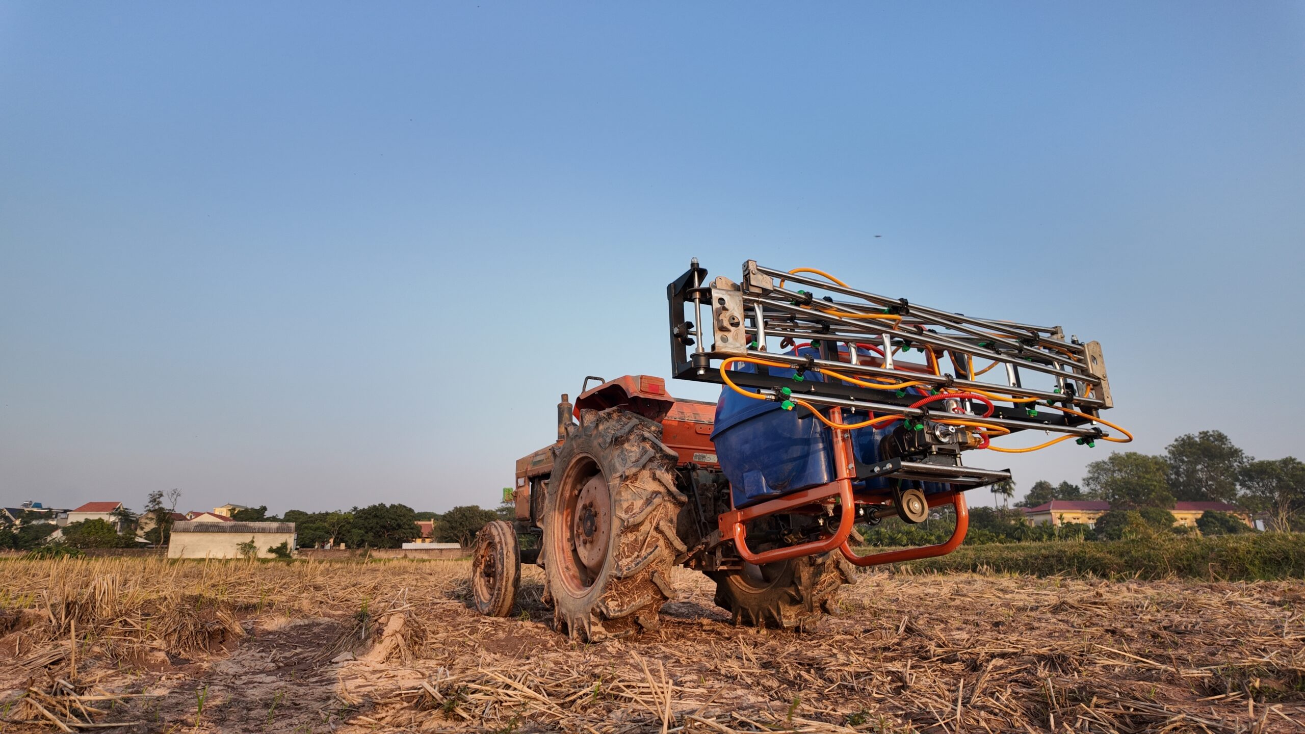 giàn phun thuốc sâu gắn máy cày croptex giàn phun thuốc sâu gắn máy cày croptex