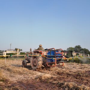 giàn phun thuốc sâu gắn máy cày croptex